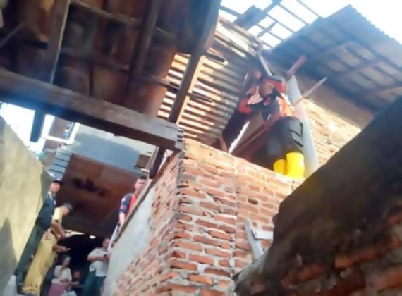 Gawat! Puting Beliung Hantam Bandarlampung, 11 Rumah Warga Porak-poranda!
