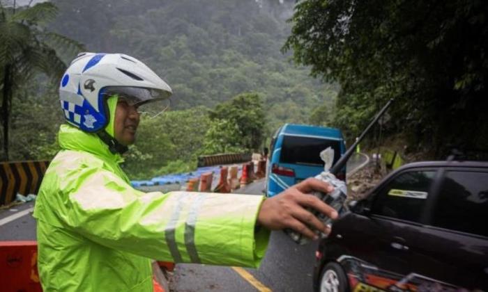 Pemprov Sumbar Uji Coba Jalan Lembah Anai Dilalui Kendaraan Roda Empat
