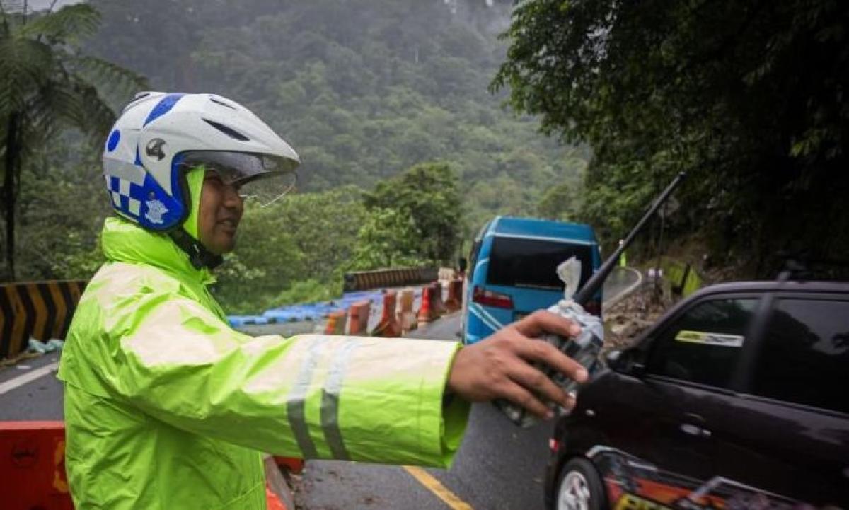 Pemprov Sumbar Uji Coba Jalan Lembah Anai Dilalui Kendaraan Roda Empat