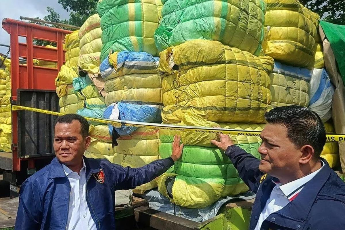 Polisi Bongkar Sindikat Impor Pakaian Bekas Ilegal, Seorang Pengusaha Bus Ditangkap