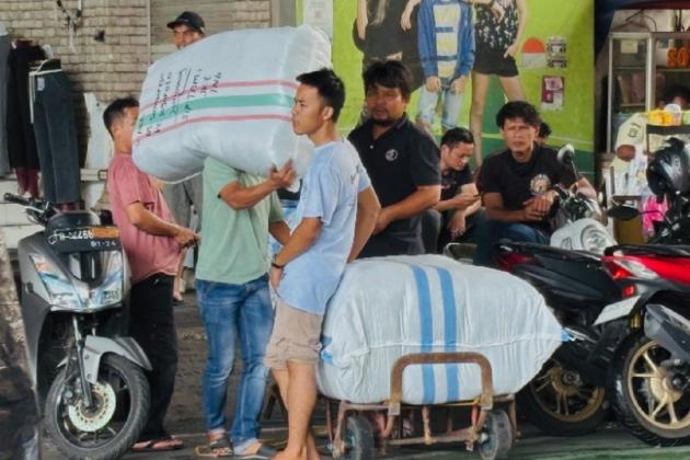 Aktivitas Porter di Tanah Abang Meningkat Jelang Nataru, Penghasilan Beragam