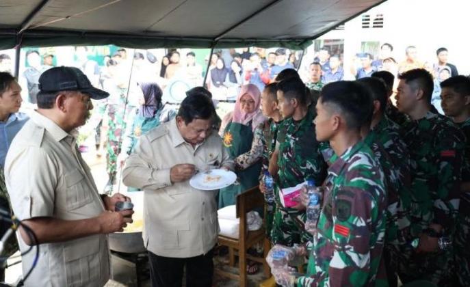 Prabowo Makan Nasi Goreng di Dapur Umum Pengungsian di Kabupaten Agam