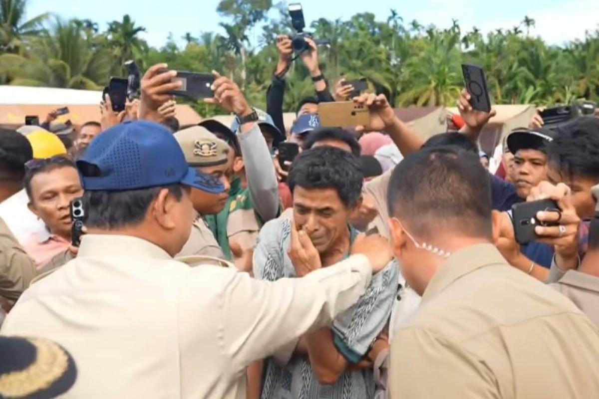 Prabowo Tinjau Posko Pengungsi di Agam