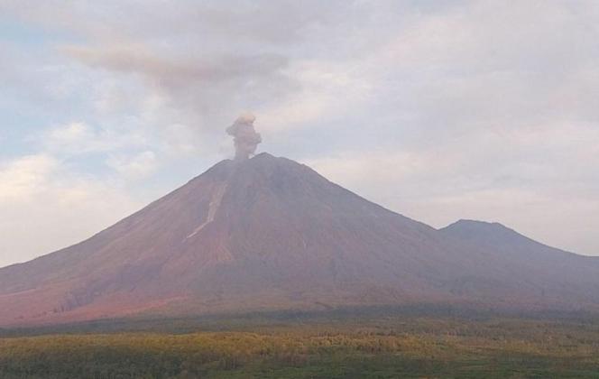 WASPADA! Gunung Semeru Erupsi Dua Kali Hari Ini, Kolom Abu Capai 1.000 Meter