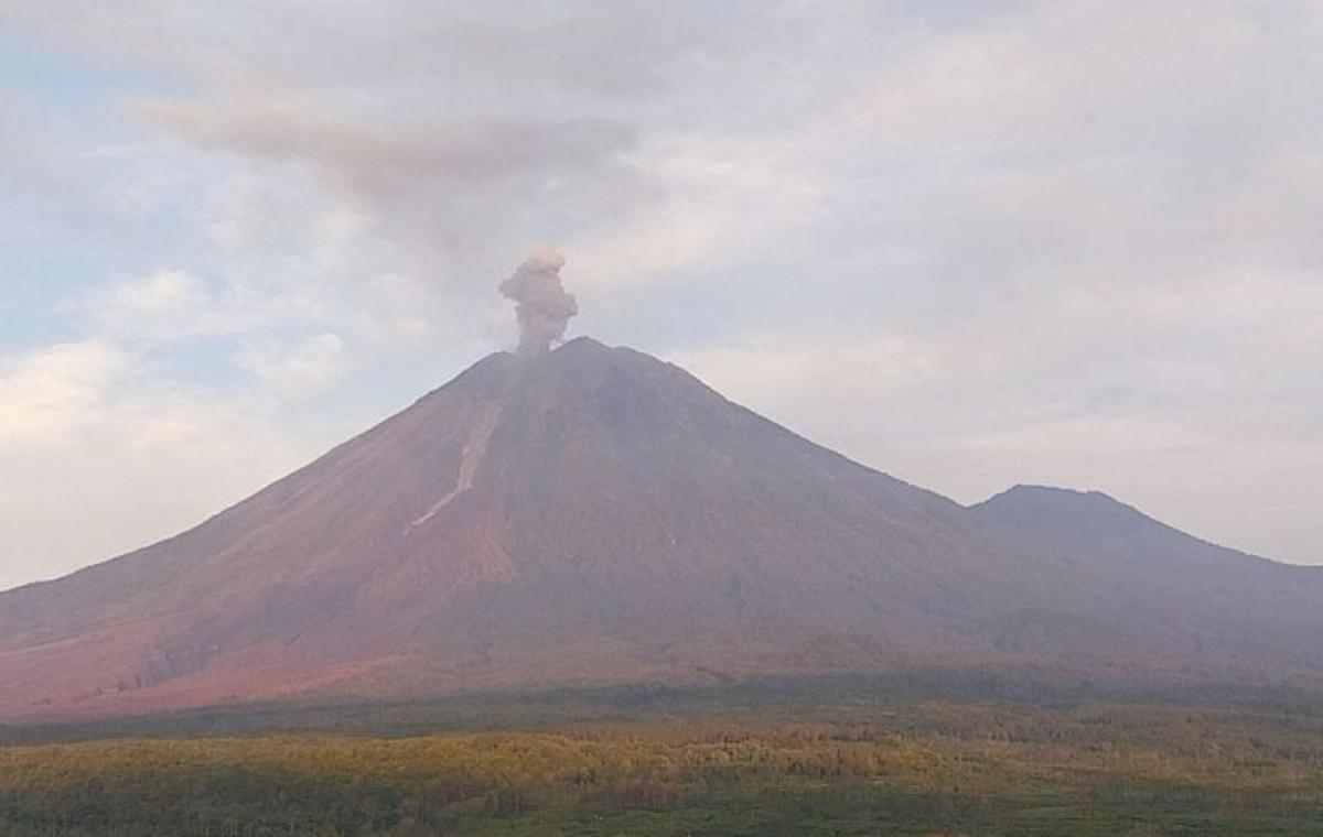 WASPADA! Gunung Semeru Erupsi Dua Kali Hari Ini, Kolom Abu Capai 1.000 Meter