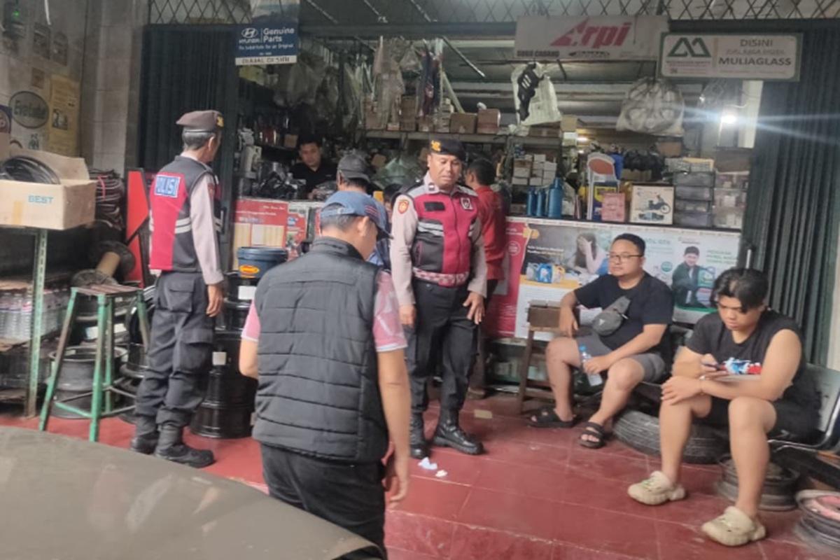 Jelang Nataru, Polsek Ciputat Timur Gencarkan Patroli Jalan Kaki di Kawasan Padat Aktivitas