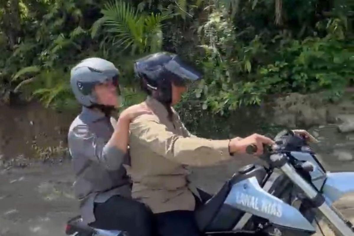 Gibran Naik Motor Trail Tinjau Lokasi Pembangunan Jembatan Gantung di Nias Selatan