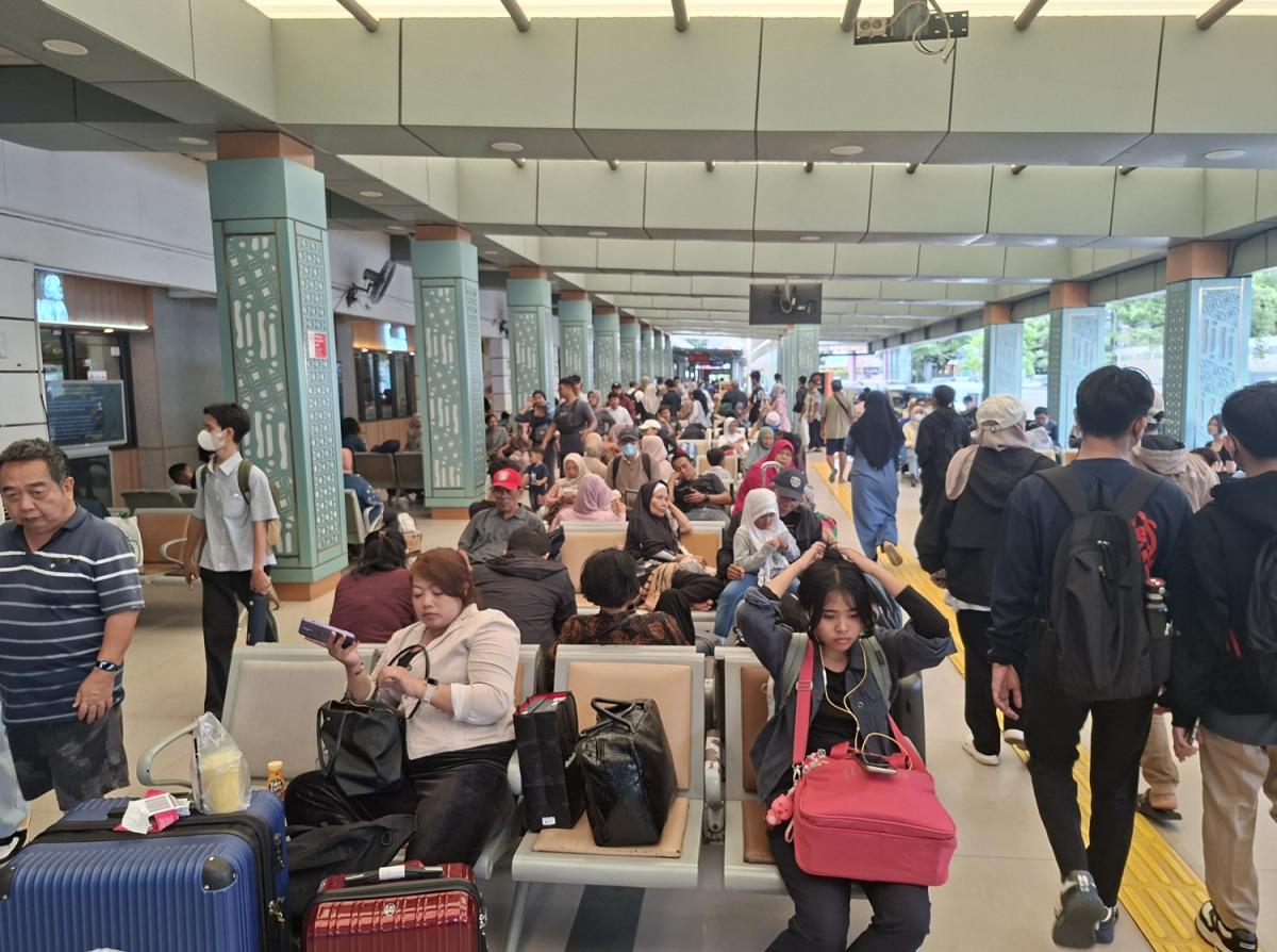 Okupansi Kereta Api Jelang Natal Tembus 92 Persen, Stasiun Pasar Senen dan Gambir Mulai Padat!