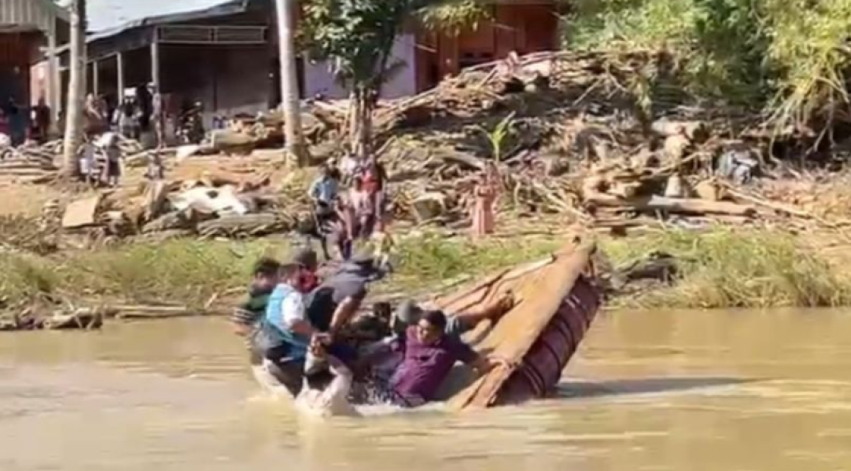 Begini Detik-Detik Rakit Terbalik di Sungai Bersama Wagub Aceh Fadhlullah Saat Tinjua Lokasi Banjir