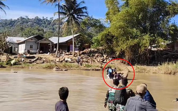 Ketegangan di Sungai Pameu! Rakit Wagub Aceh Terguling Demi Temui Warga Terdampak