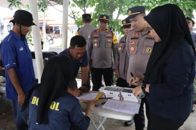 Jelang Libur Nataru Aman, Polres Kepulauan Seribu Tes Urine ABK di Marina Ancol