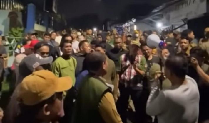 Warga Kembali Blokir Akses TPA Cipeucang, Pengiriman Sampah Dihentikan Sementara