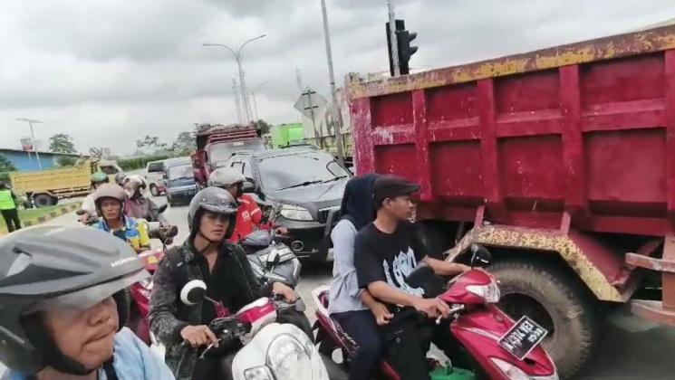 Akses Jalan Tol Tangerang - Serang Lumpuh Imbas Demo Buruh Tuntut UMK Naik 