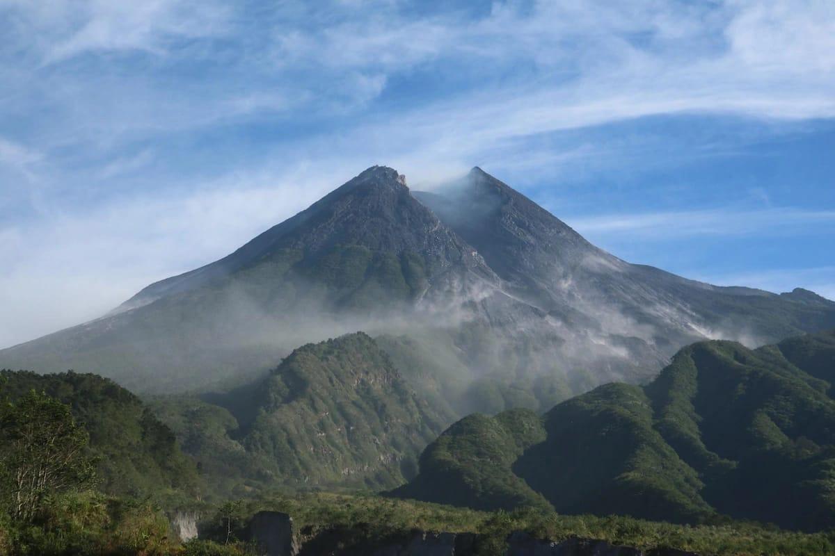 Nekat Mendaki Saat Ditutup, 2 Pendaki Dilaporkan Hilang di Gunung Merapi