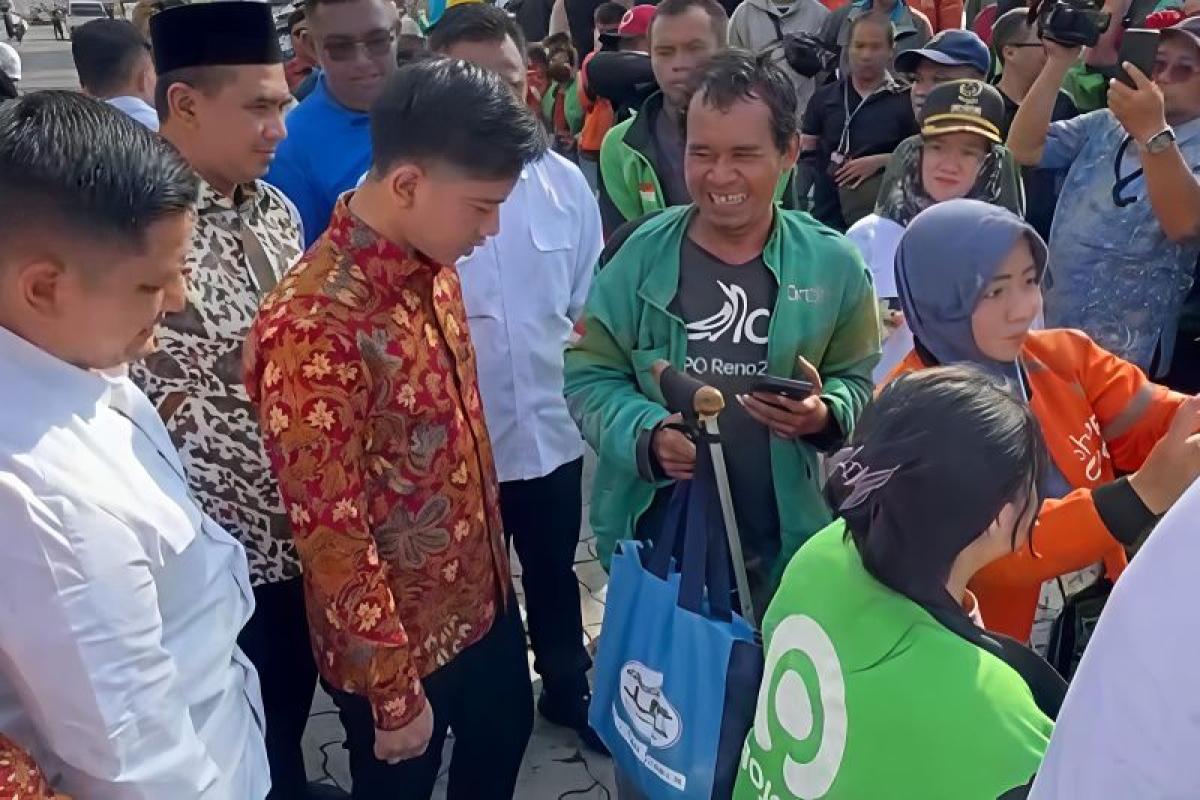 Gibran Bagikan Sembako dan Temui Ojol Bertongkat di Stasiun Tawang Semarang