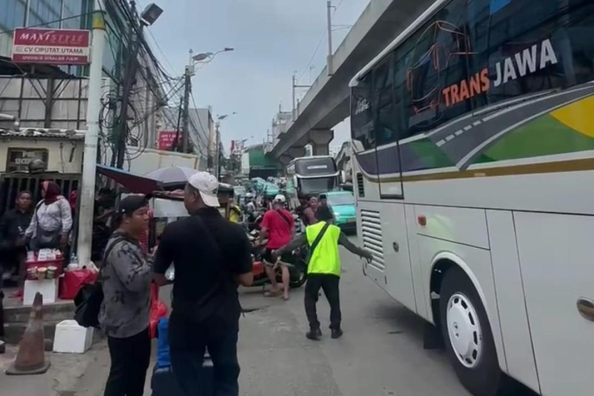 Jelang Nataru, Keberangkatan Penumpang Bus di Lebak Bulus Terus Meningkat