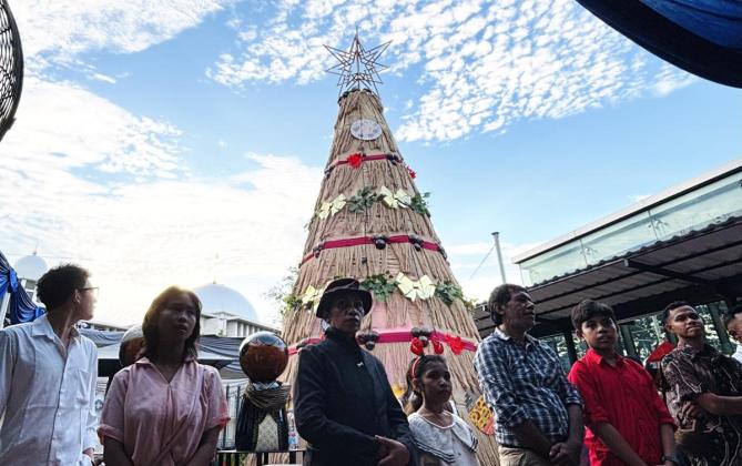 Pohon Natal 'Daur Ulang' Setinggi 5 Meter Sedot Perhatian Jemaat Katedral