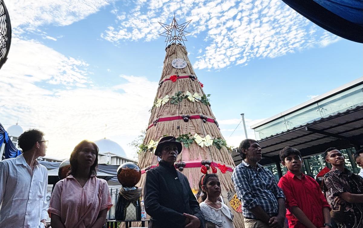 Pohon Natal 'Daur Ulang' Setinggi 5 Meter Sedot Perhatian Jemaat Katedral
