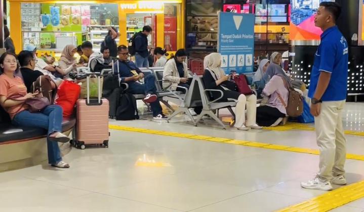 Penumpang Padati Stasiun Gambir, Pilih H+1 Natal Hindari Puncak Mudik Nataru