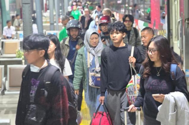 Arus Balik Natal 2025 Mulai Ramai, Kedatangan Penumpang KA di Jakarta Melonjak