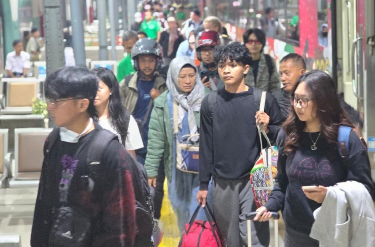 Arus Balik Natal 2025 Mulai Ramai, Kedatangan Penumpang KA di Jakarta Melonjak