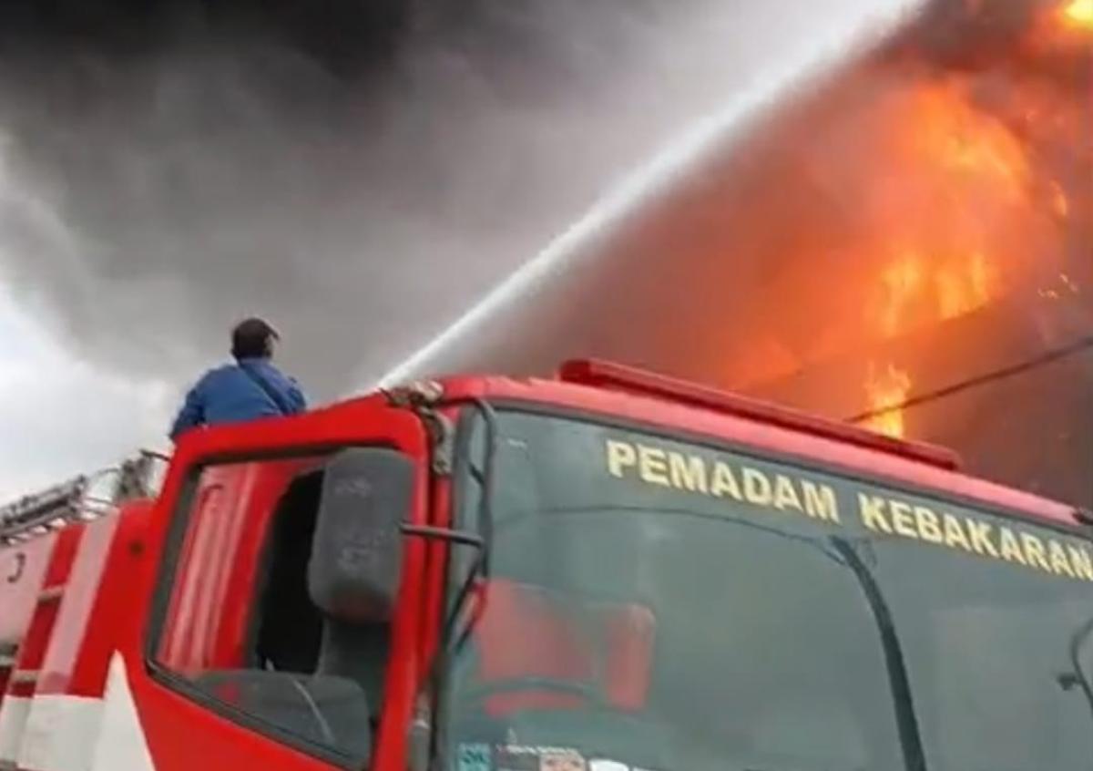 Astaga! Gudang PT Prima di Kawasan Industri Pakuhaji Tangerang Kebakaran
