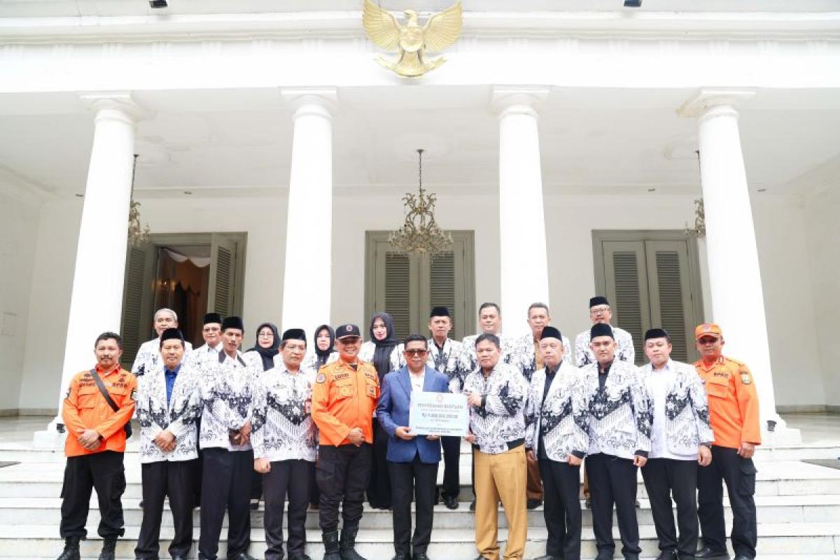 Andra Soni Salurkan Bantuan Kemanusiaan dari PGRI untuk Sumatera dan Aceh