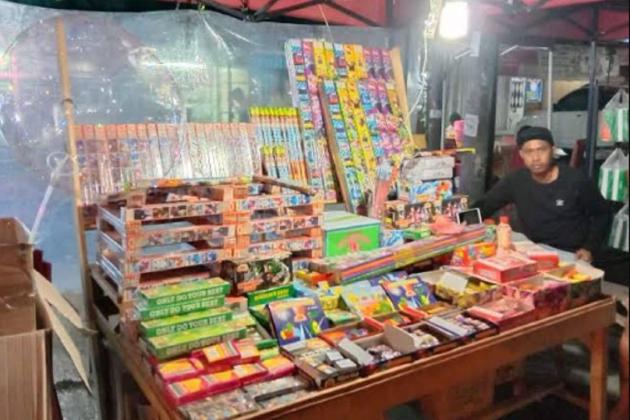 Dilarang Jualan, Dapur Tak Ngebul: Jeritan Pedagang Kembang Api Jelang Tahun Baru