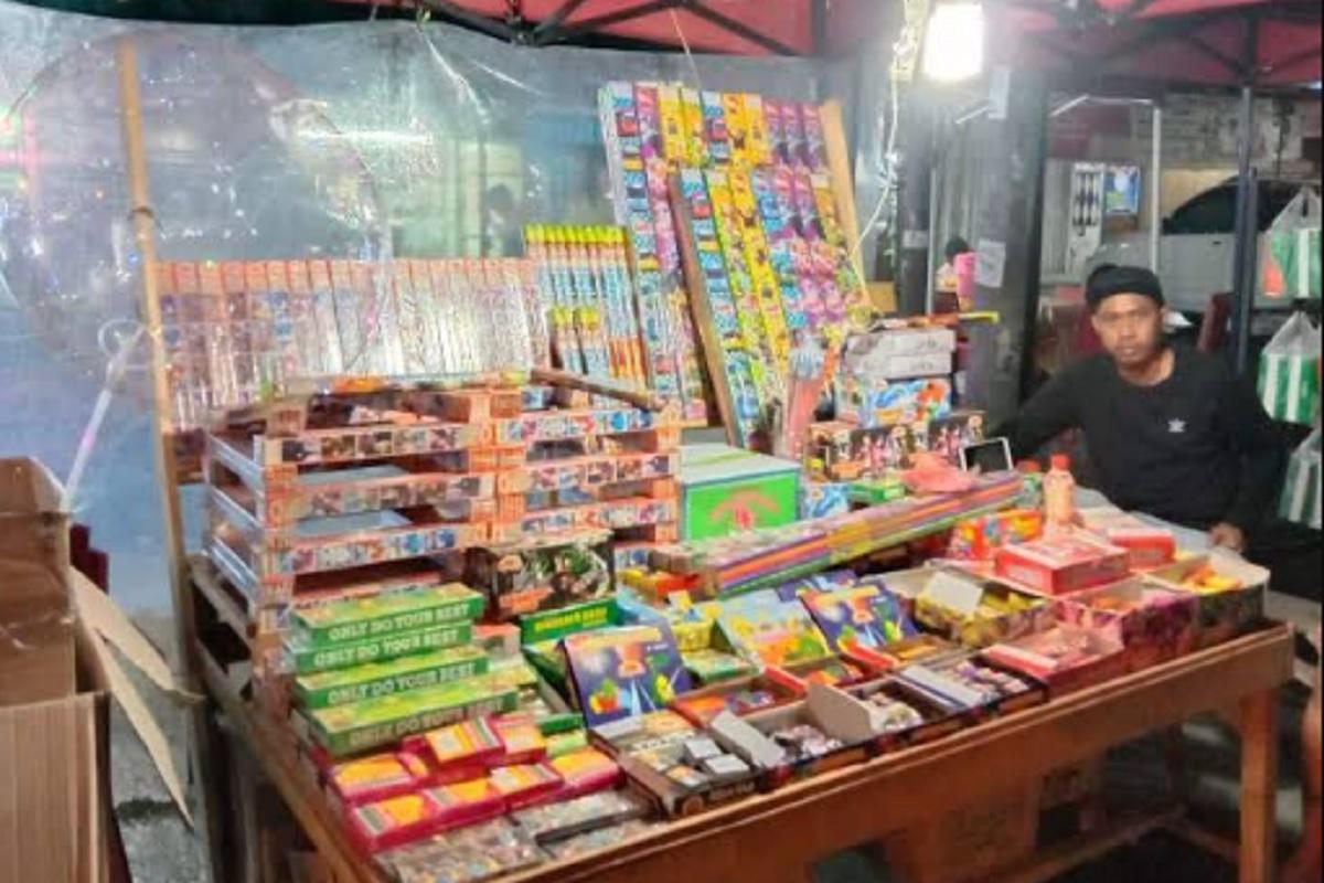 Dilarang Jualan, Dapur Tak Ngebul: Jeritan Pedagang Kembang Api Jelang Tahun Baru