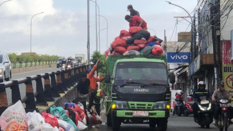 Pemkot Tangsel Angkut Sampah Menumpuk di Ruas Jalan Secara Bertahap