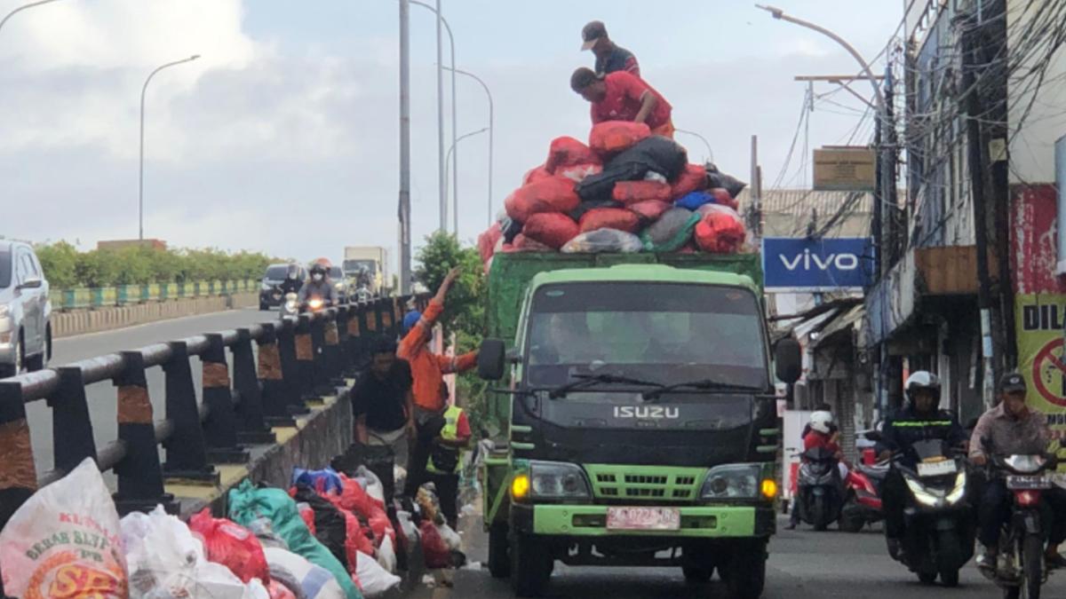 Marak Aksi Buang Sampah Liar di Jalan Protokol Tangerang