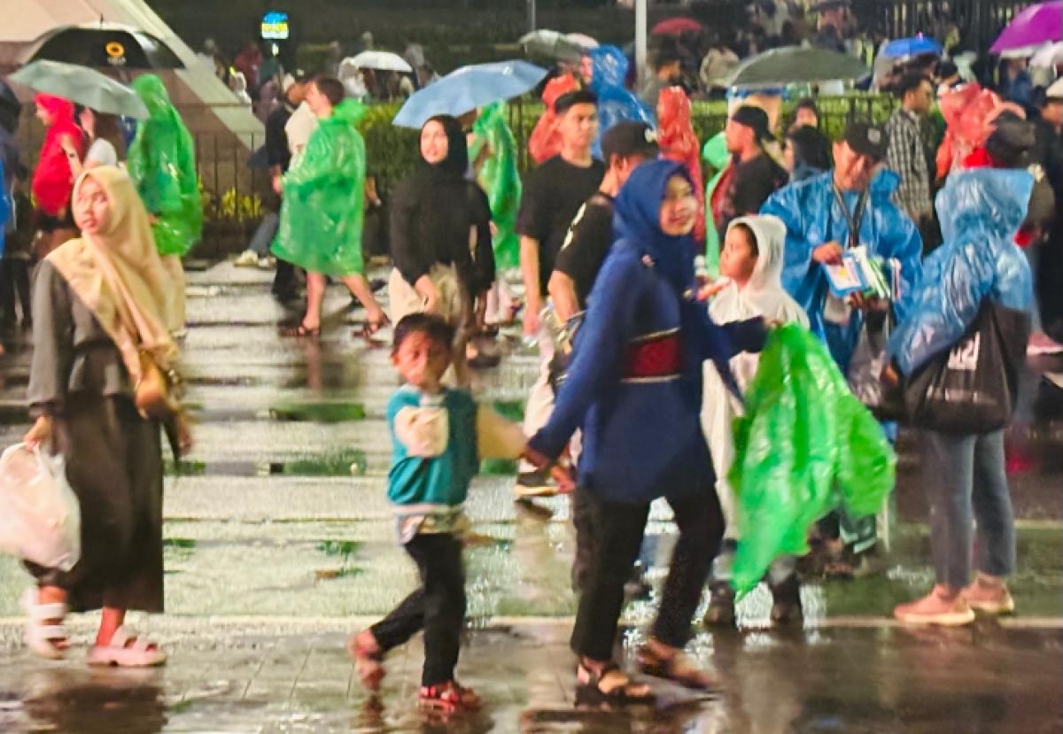 Hujan Guyur Bundaran HI di Malam Tahun Baru, Penjual Jas Hujan Raup Untung