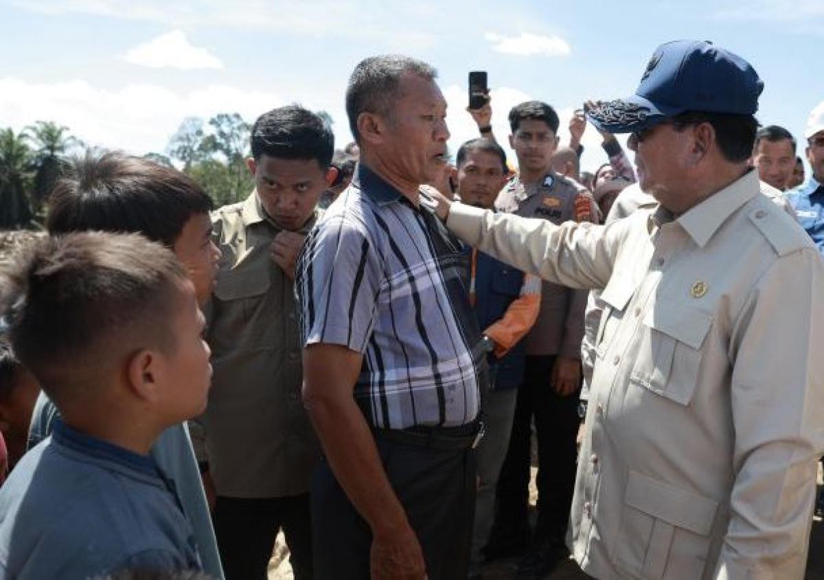 Prabowo Dengarkan Langsung Permintaan Pengungsi di Tapanuli Selatan