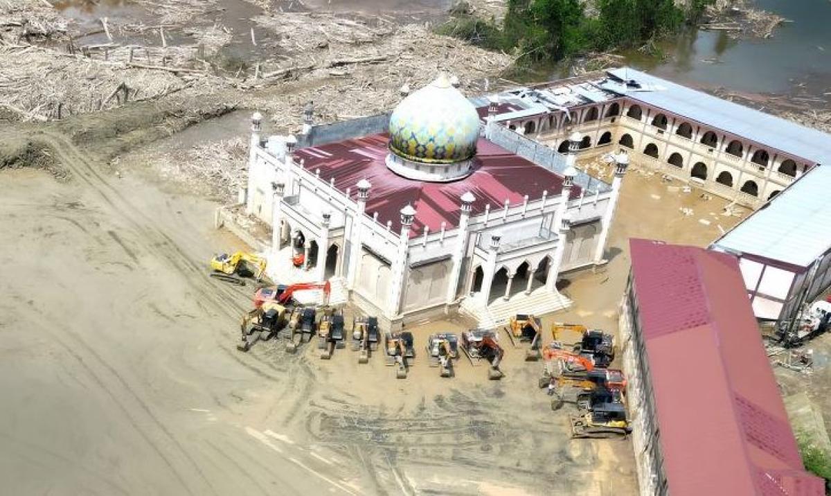 Pesantren Darul Mukhlisin Aceh Tamiang Bersih dari Tumpukan Kayu