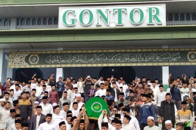 Ribuan Pelayat Ikut Salatkan Jenazah Pemimpin Pondok Pesantren Gontor KH Amal Fathullah