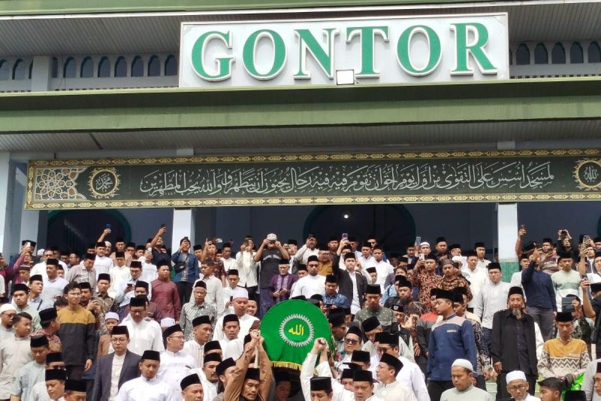 Ribuan Pelayat Ikut Salatkan Jenazah Pemimpin Pondok Pesantren Gontor KH Amal Fathullah