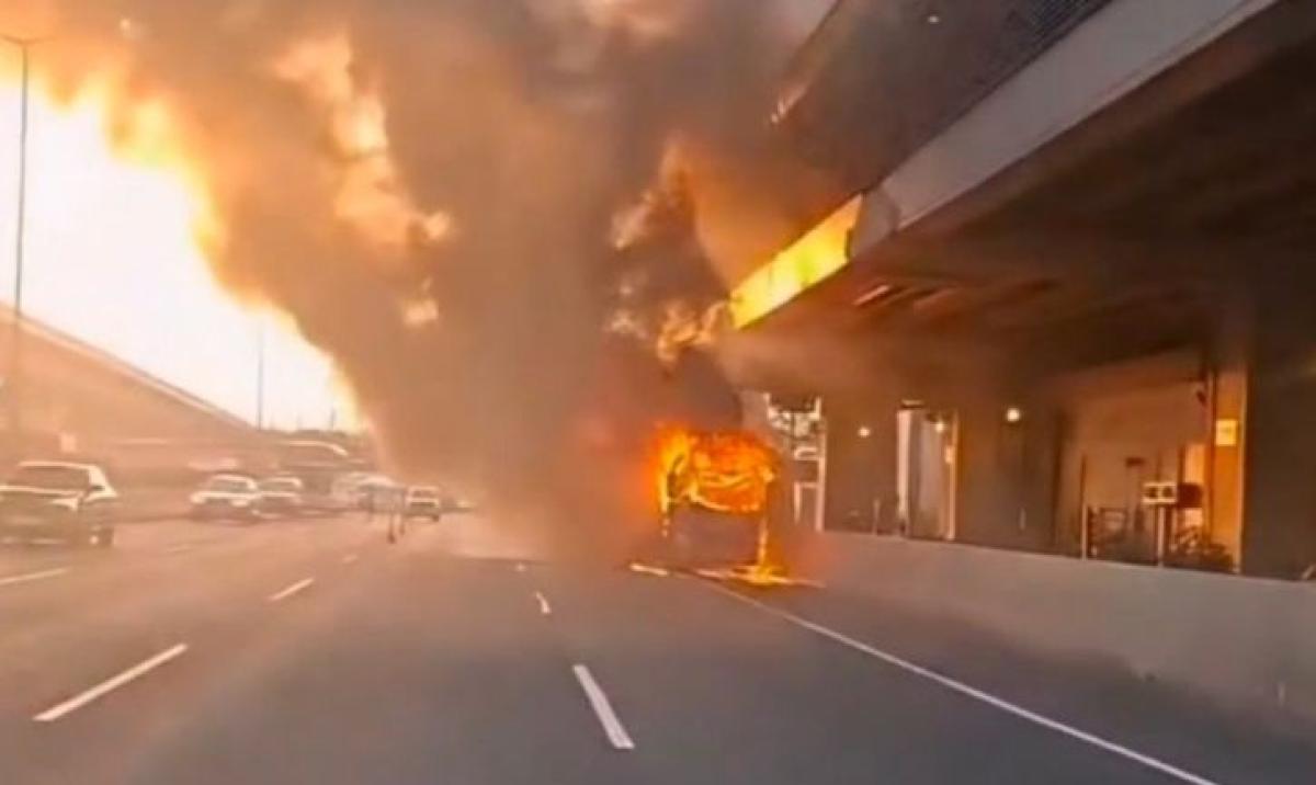 Bus Wisata Ziarah ke Makam Wali Songo Asal Lampung Terbakar di Tol Cikampek