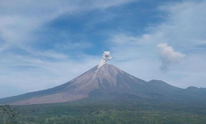 Gunung Semeru Erupsi Enam Kali Pagi Ini, Kolom Abu Capai 900 Meter