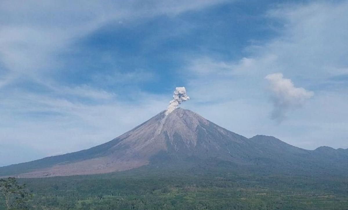 Gunung Semeru Erupsi Enam Kali Pagi Ini, Kolom Abu Capai 900 Meter