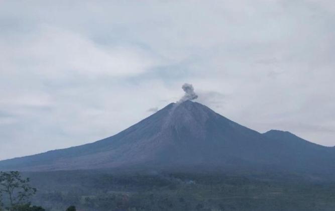 Gunung Semeru Erupsi 4 Kali Sejak Dini Hari, Kolom Abu Capai 700 Meter