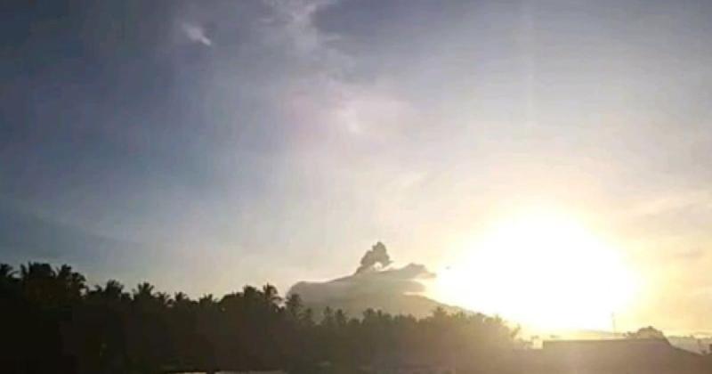 Gunung Ibu Erupsi Lagi, Kolom Abu 400 Meter Sembur ke Udara