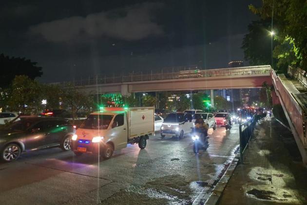 Habis Hujan di Jam Pulang Kantor, Jalan Letjen S Parman Jakarta Terpantau Macet