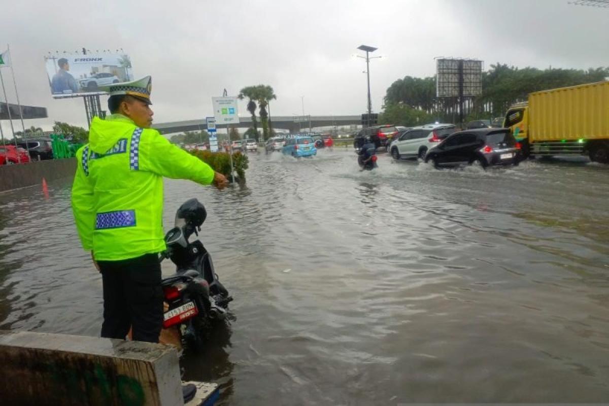 Awas Ketinggalan Pesawat! Akses Bandara Soetta Terendam Banjir, Perimeter Utara Lumpuh Total
