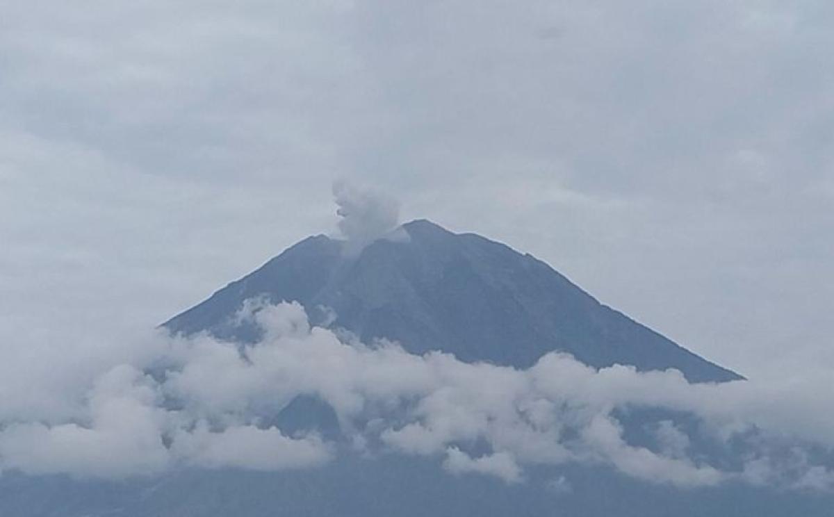 Gunung Semeru Erupsi Empat Kali Pagi Ini, Status Siaga Level III