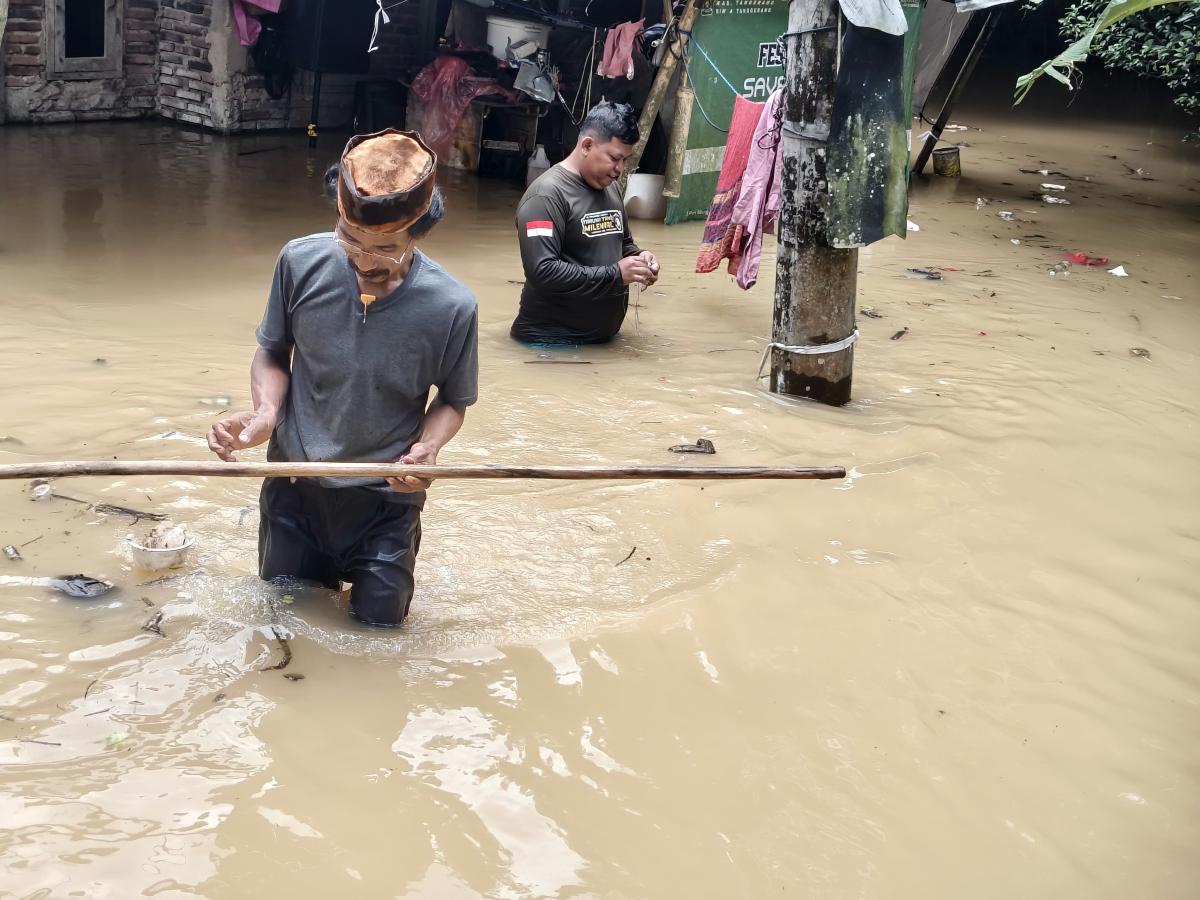 Banjir 70 Cm Merendam 23 Rumah di Villa Tomang Baru, 80 Jiwa Terdampak
