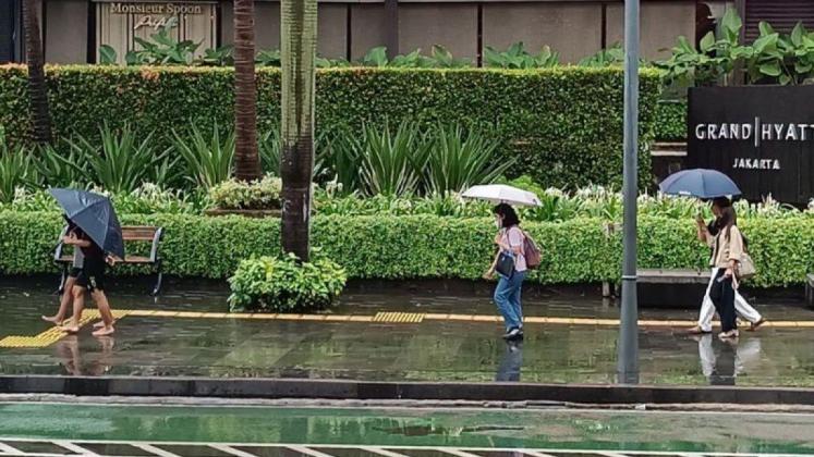Prakiraan Cuaca BMKG Hari Ini: Hujan Berpotensi Guyur Mayoritas Kota Besar Indonesia