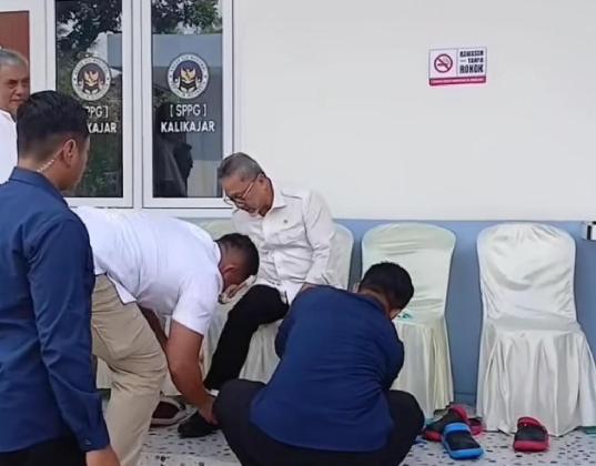 Viral! Momen Staf Bersihkan Sepatu Menko Pangan Zulkifli Hasan saat Tinjau SPPG Kalikajar