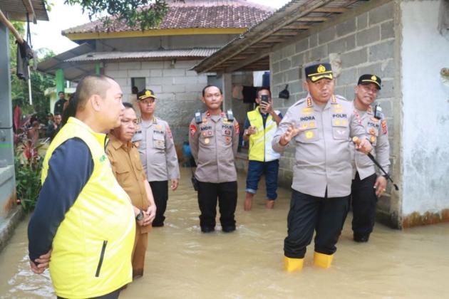 Kapolresta Tangerang Tinjau Banjir Margasari, Bagikan Bantuan dan Siagakan Personel