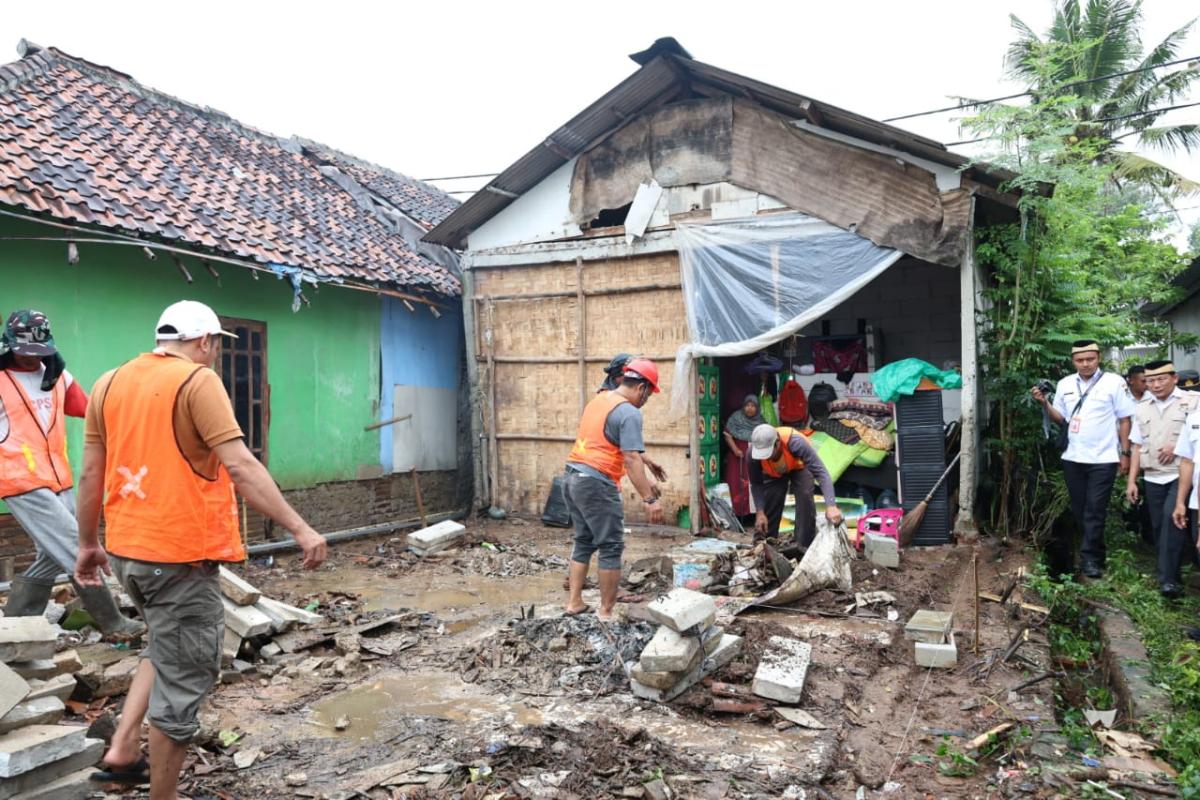 Rumah Roboh Milik Warga Akibat Cuaca Ekstrem Diperbaiki Pemkab Tangerang
