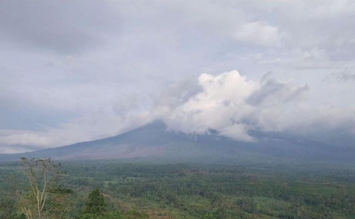 Gunung Semeru Masih Siaga, Awan Panas Meluncur 5 Km Berulang Kali